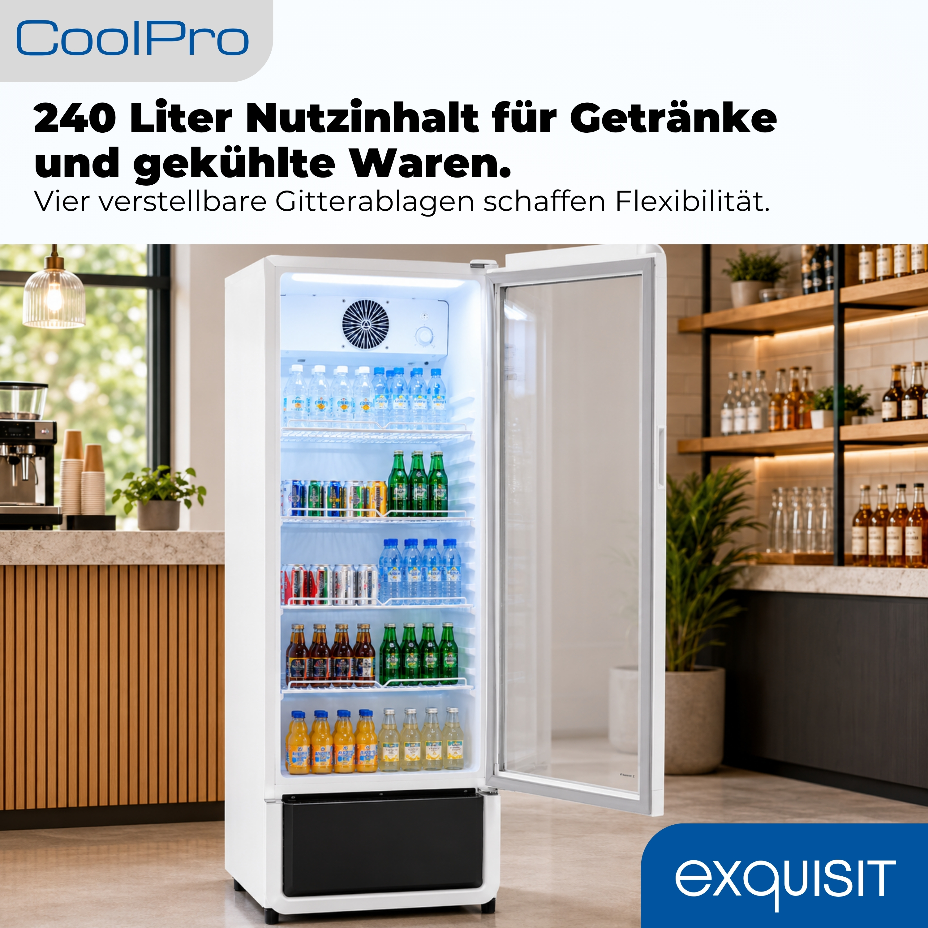 Ein offener weißer Kühlschrank voller Getränke, daneben ein Tresen mit Kaffeemaschine.