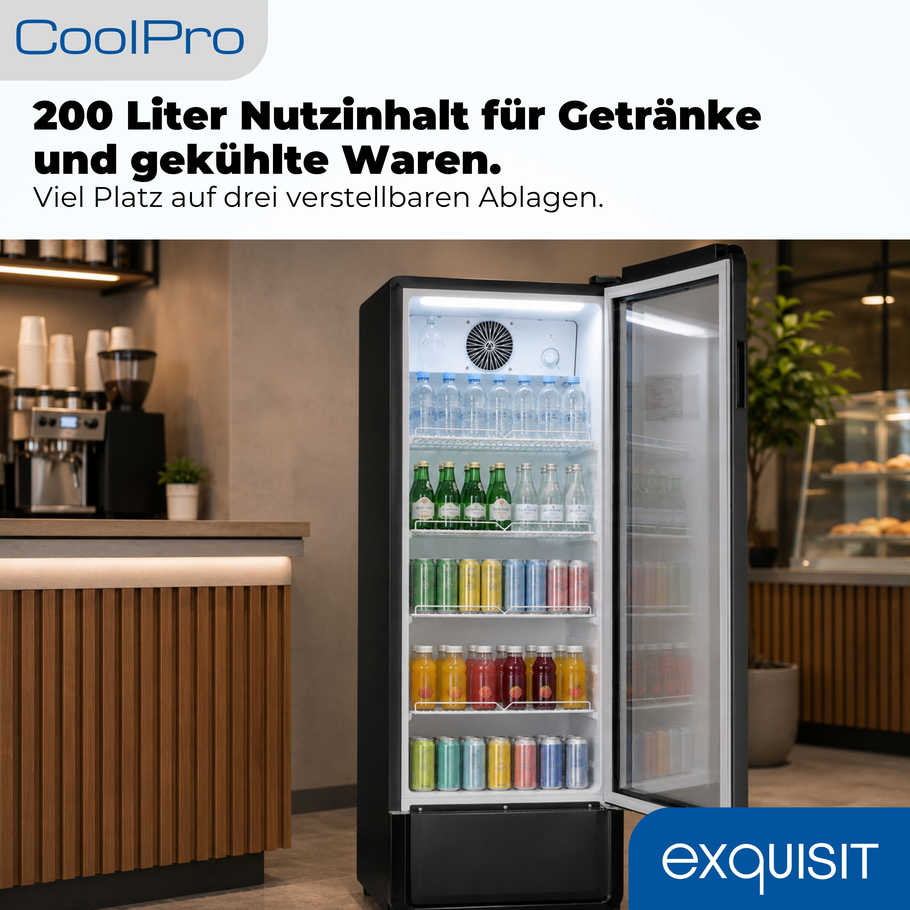 Kühlvitrine mit Flaschen und Dosen, daneben eine Kaffeemaschine.