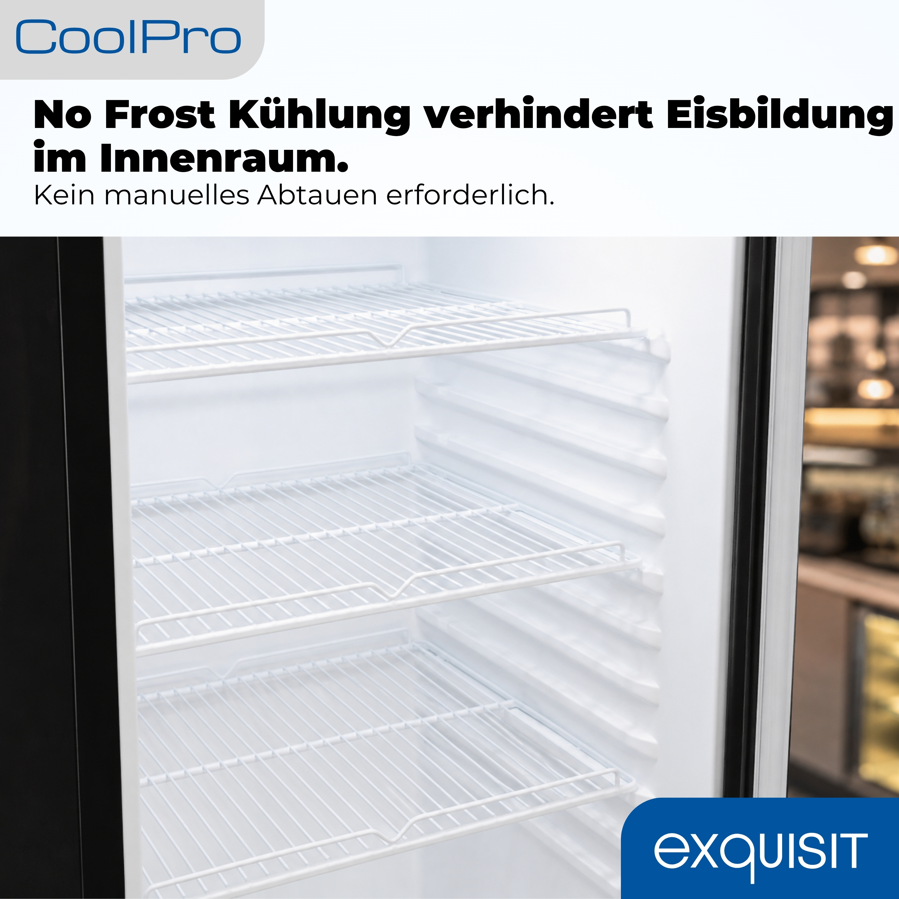 Innenraum eines Kühlschranks mit weißen Gitterablagen und "Exquisit"-Logo.