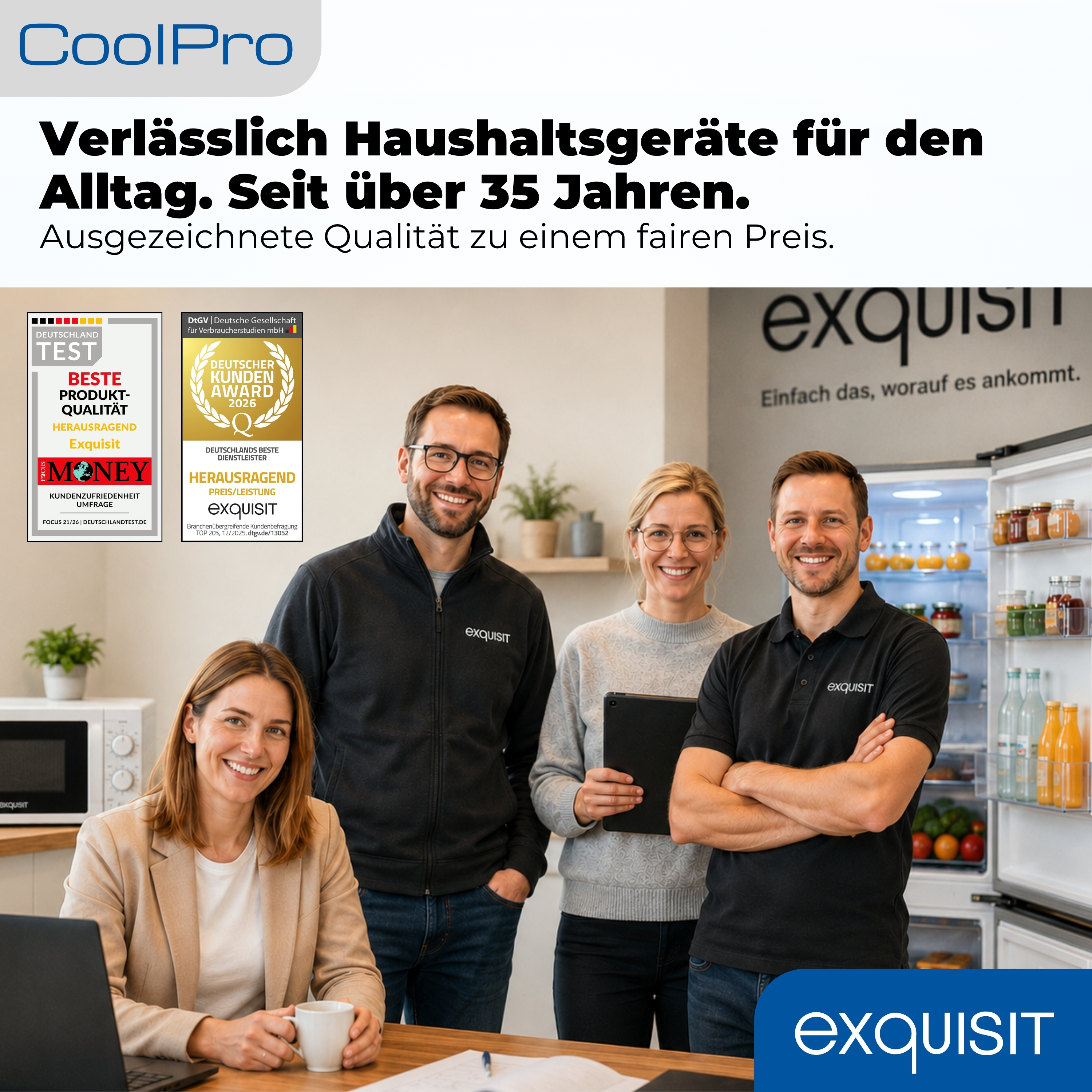 Vier Personen lächeln vor einem Kühlschrank. Auszeichnungen sind sichtbar.