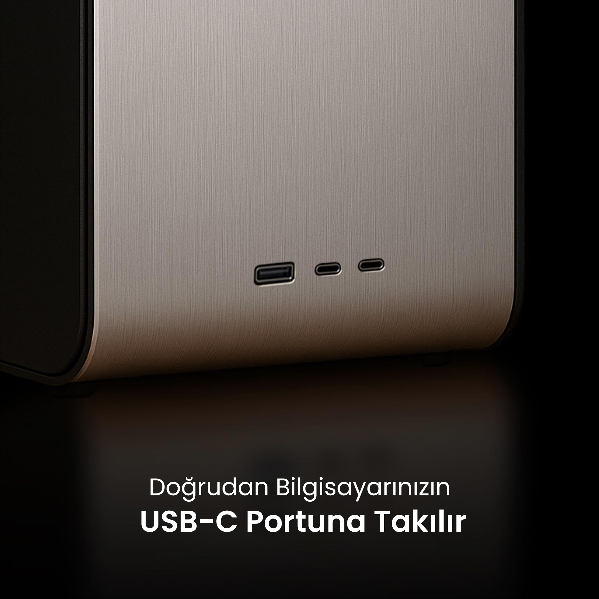 Tek bir USB-A ve iki USB-C bağlantı noktasına sahip gümüş kasa.