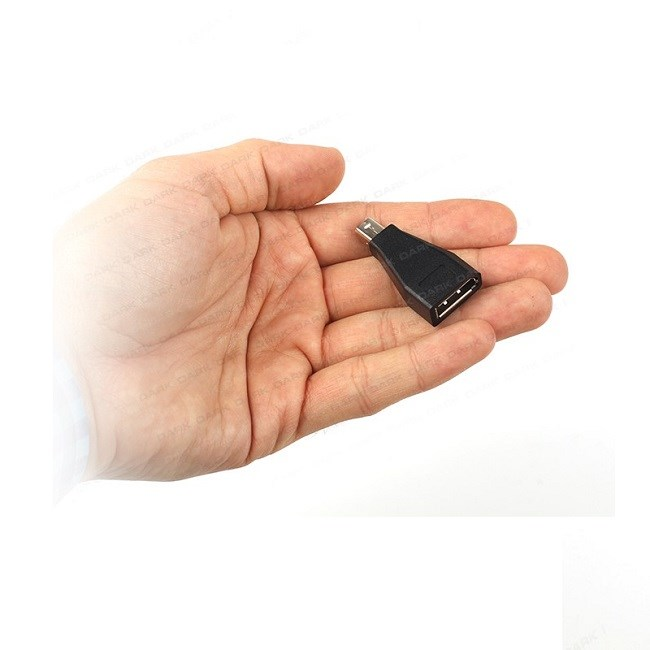 Bir el, siyah bir mikro USB - USB-A adaptörü tutuyor.
