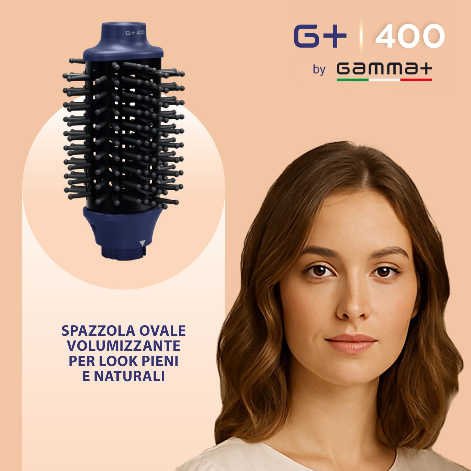 Dettaglio spazzola capelli blu e viso di donna.