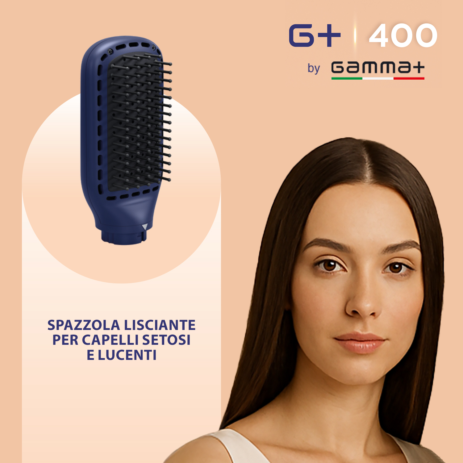 Spazzola per capelli blu scuro con setole nere accanto al viso di una donna.