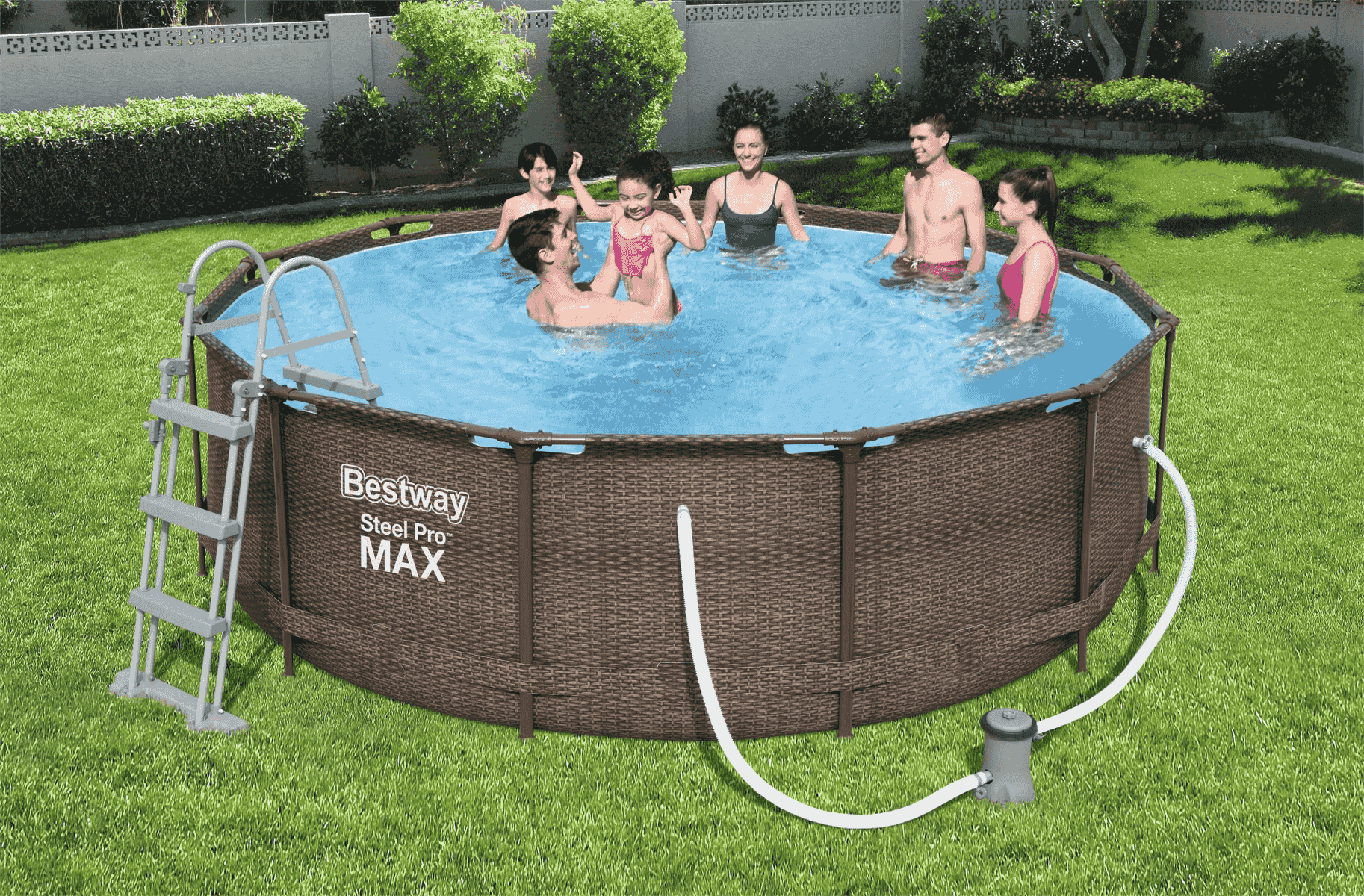Eine Familie planscht in einem aufgestellten Pool im Garten mit einer Leiter und Pumpe.