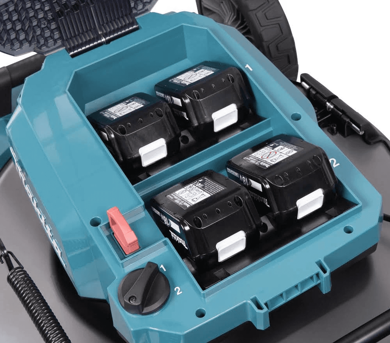 Un tosaerba con quattro batterie da 18V in un vano turchese.