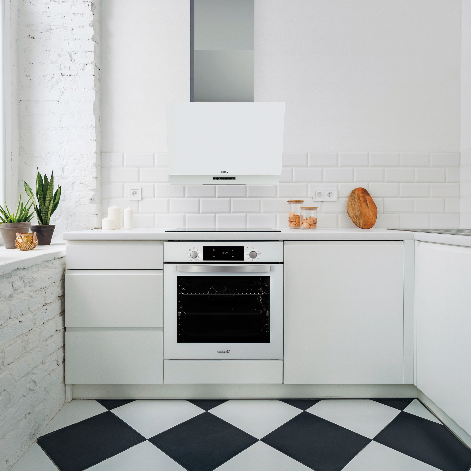Cocina blanca moderna con campana extractora, horno y suelo a cuadros.