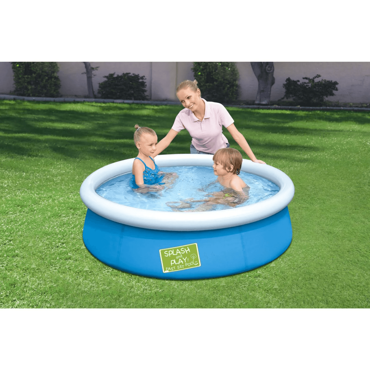 Una mujer supervisa a dos niños en una piscina inflable en un patio.