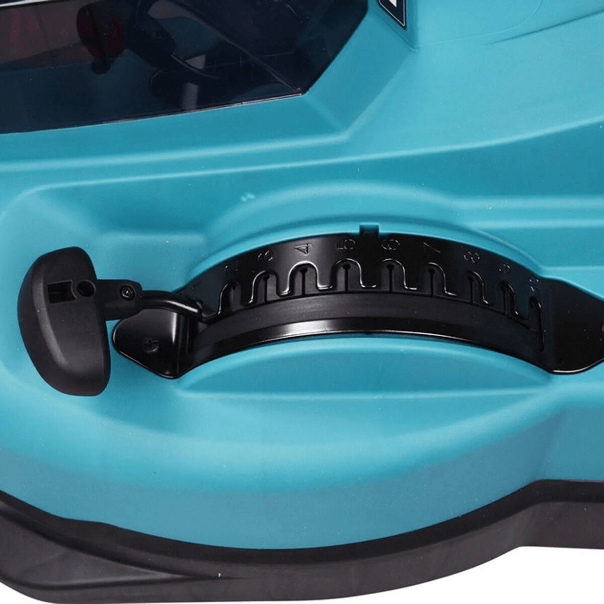 Primer plano de una carcasa de plástico azul con dial de ajuste negro y asa.