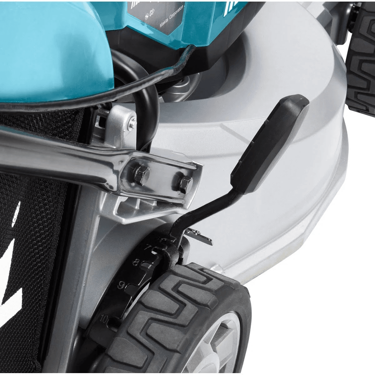 Primer plano de un cortacésped con carcasa azul, mango negro y rueda de ajuste.