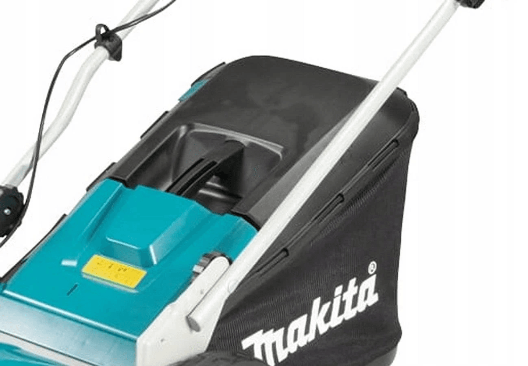 Primer plano de un cortacésped con bolsa de marca y carcasa turquesa.