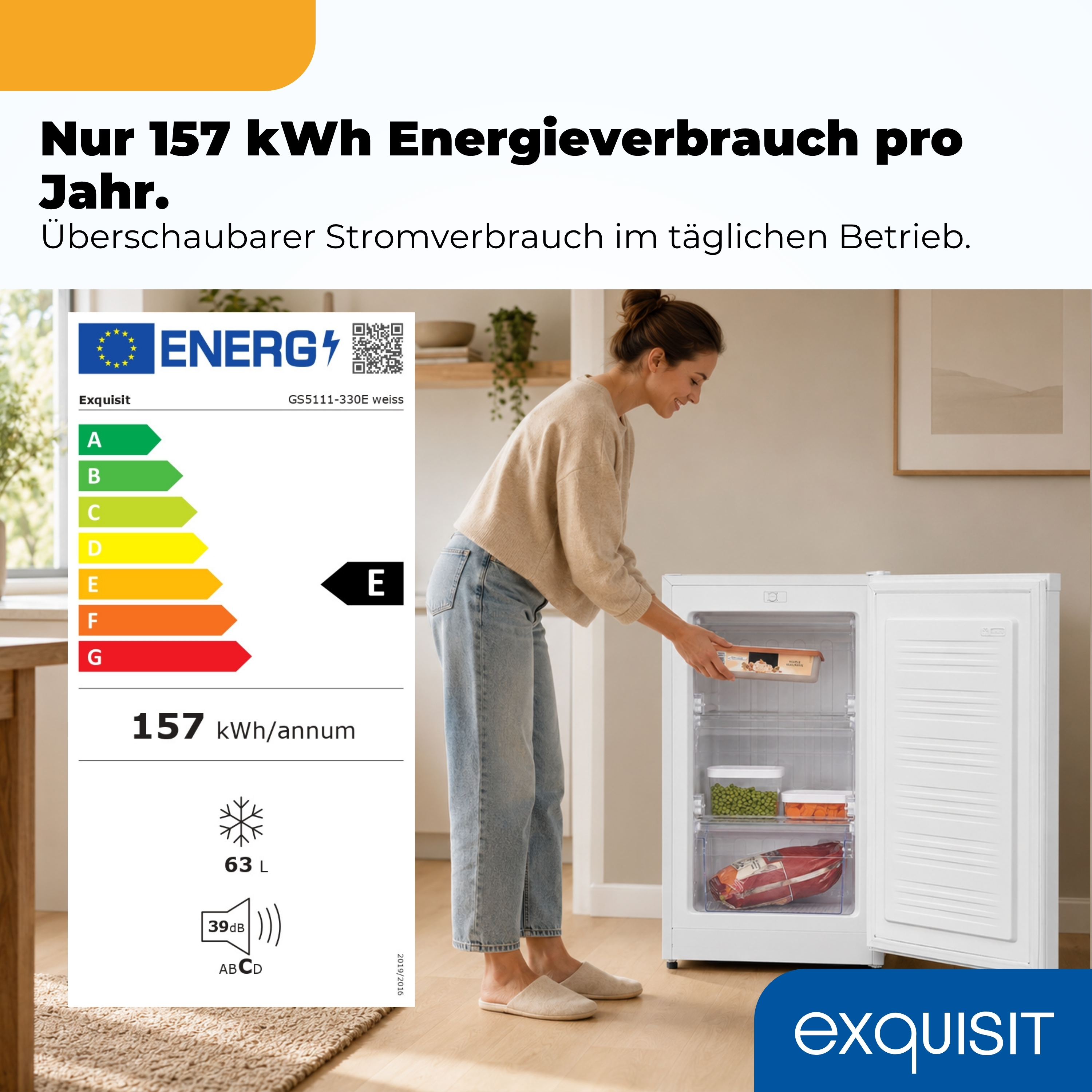 Eine Frau lädt Lebensmittel in einen weißen Gefrierschrank. Energieeffizienzlabel sichtbar.