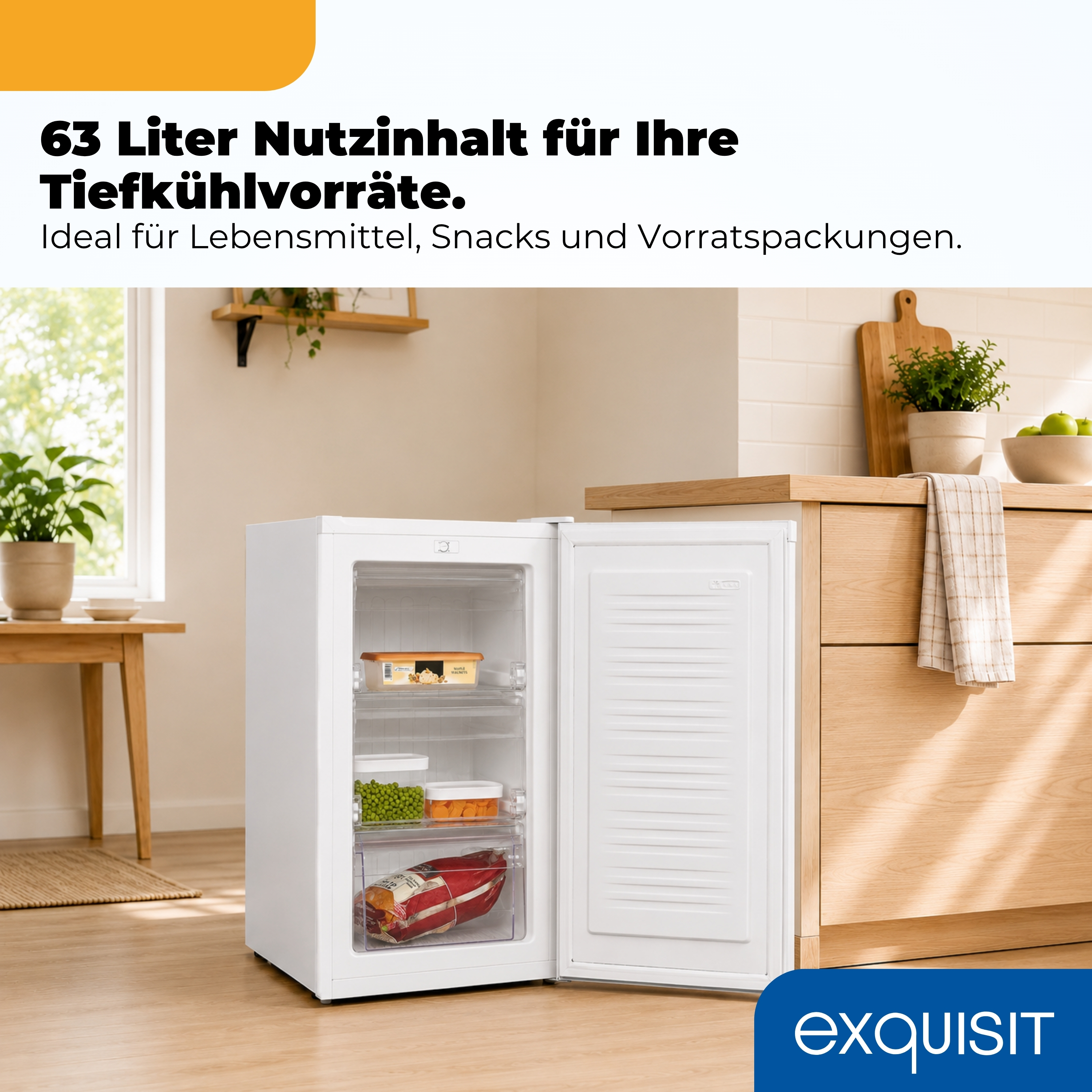 Ein weißer Tiefkühlschrank steht offen in einer Küche mit Holzelementen.