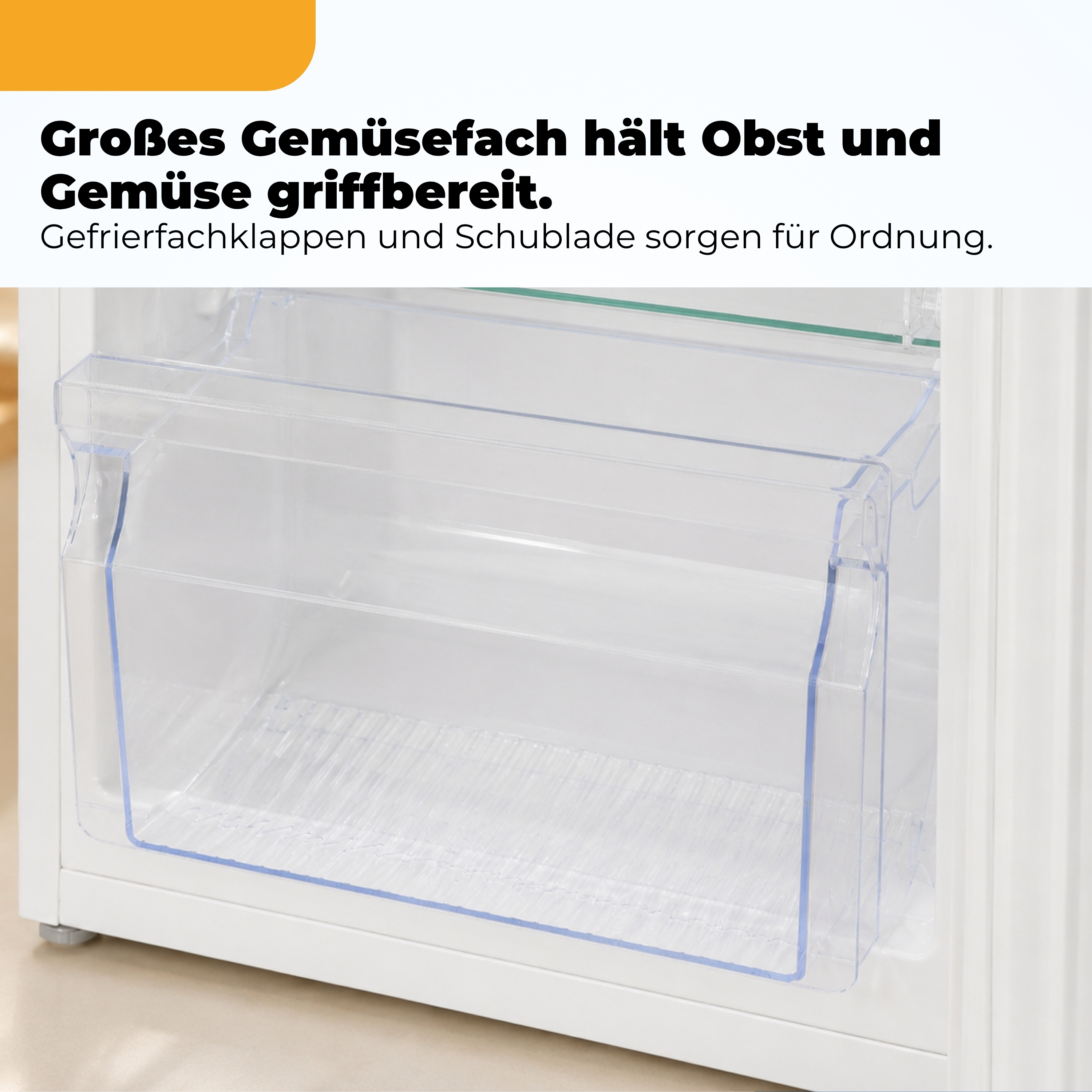 Ein großes, transparentes Gemüsefach mit blauen Rändern in einem Kühlschrank.