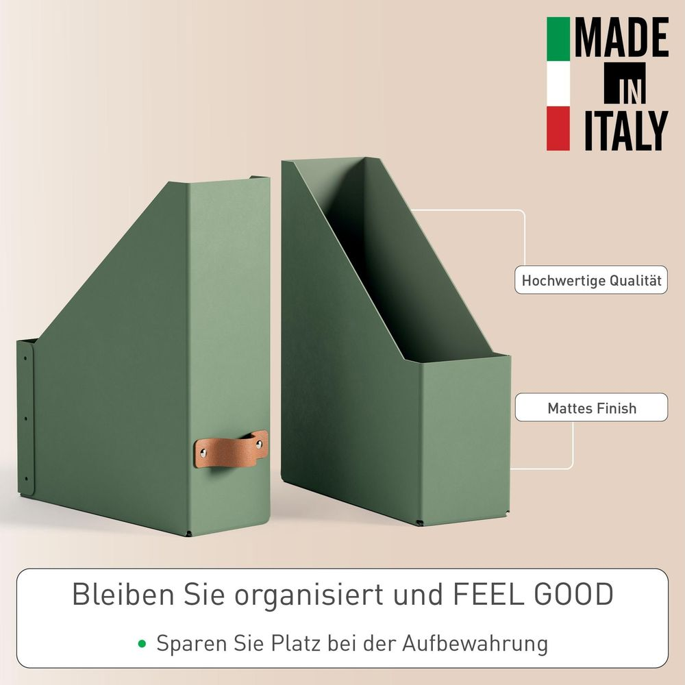 Zwei grüne Aktenordner stehen nebeneinander. Made in Italy.