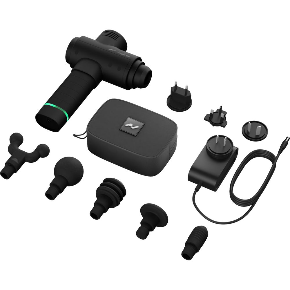 Schwarzer Massagepistolen-Set mit verschiedenen Aufsätzen und Ladekabel.