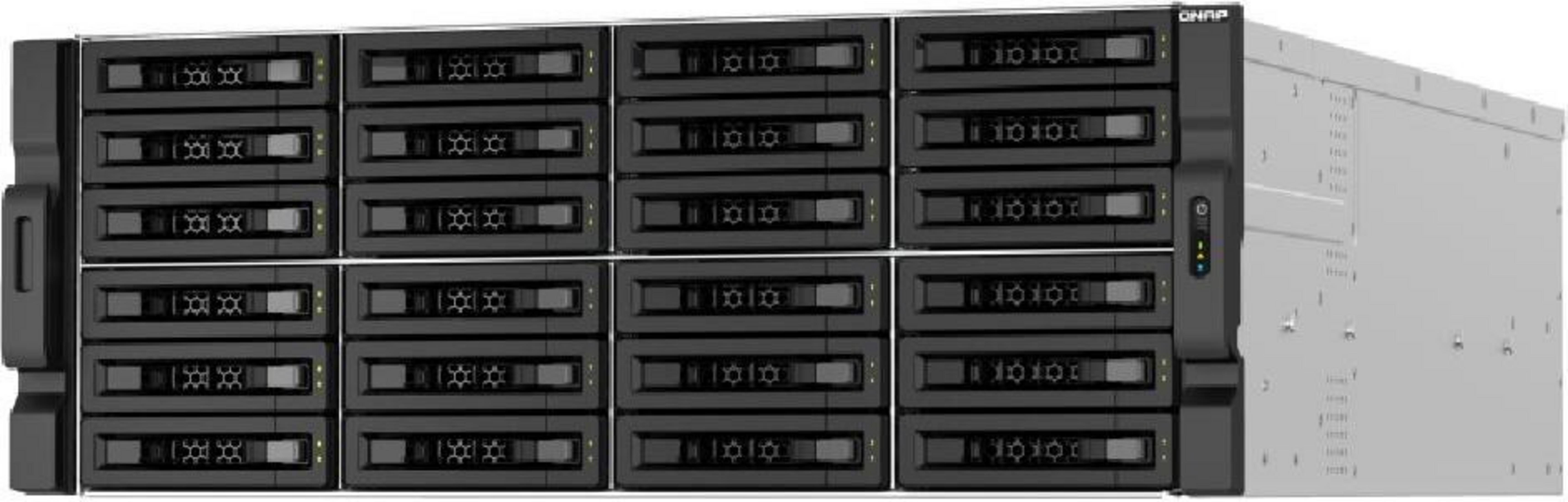 Ein schwarzer QNAP NAS-Server mit 16 Laufwerksschächten, zwei Reihen zu je acht, auf weißem Grund.