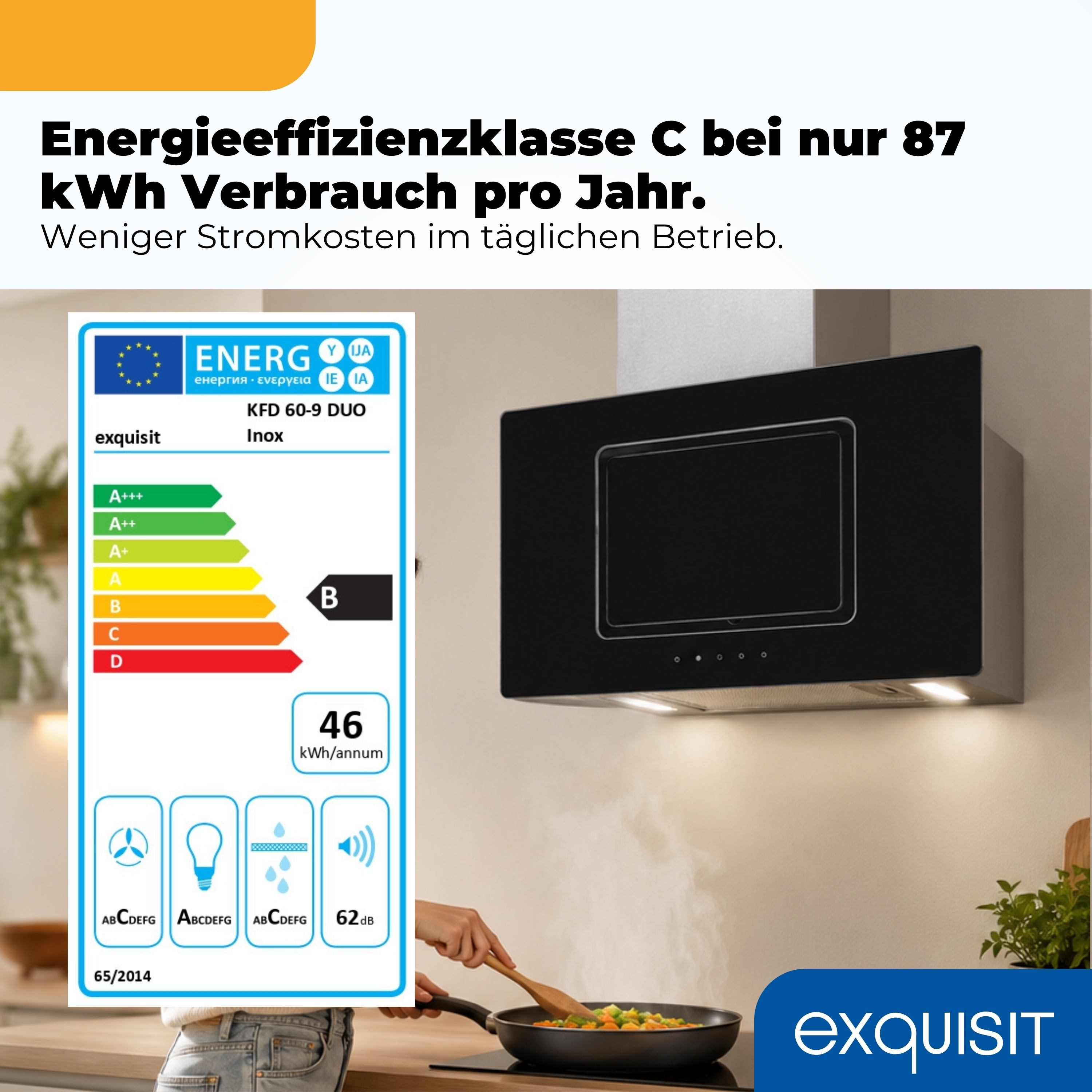Eine Dunstabzugshaube von Exquisit mit Energieeffizienzklasse C, neben einem Kochfeld mit dampfenden Lebensmitteln.
