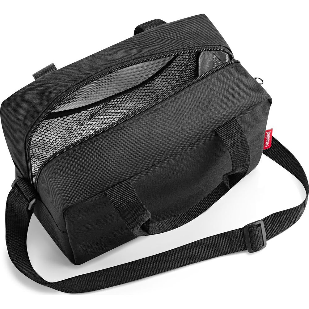 Eine schwarze Kulturtasche mit offenem Reißverschluss, Netzfutter und Schultergurt.