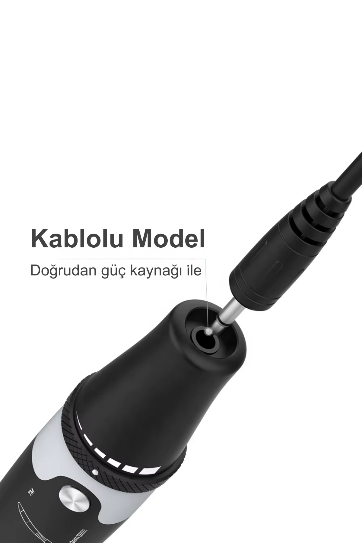 Güç fişinin takıldığı siyah bir cihazın yakın çekimi.