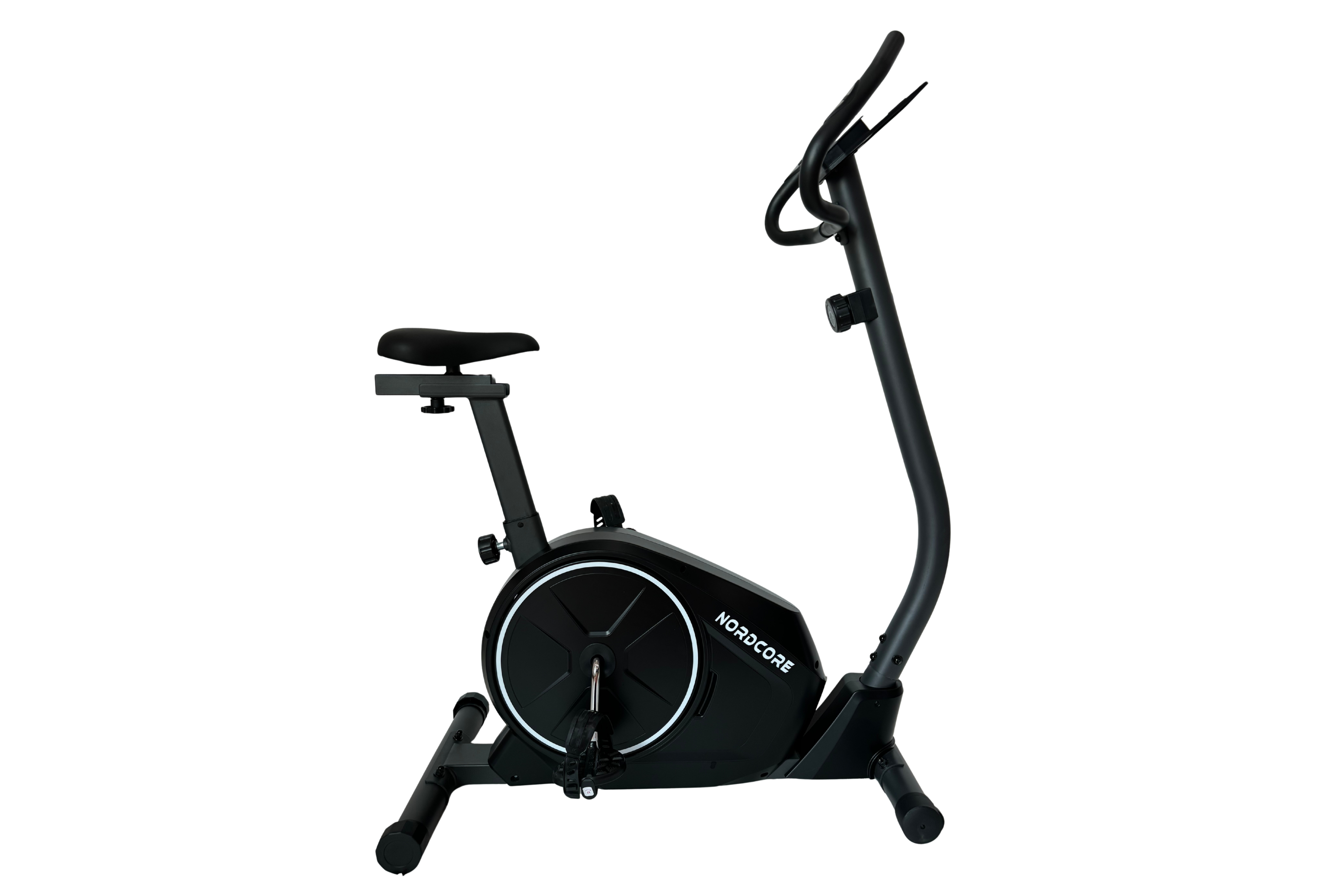 Ein schwarzes NORDCORE Heimtrainer-Fahrrad mit Sitz, Lenker und Pedalen.