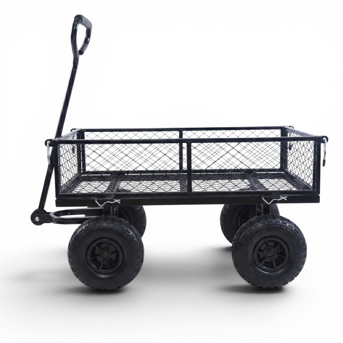 Schwarzer Bollerwagen mit Netzgitter und vier Rädern, isoliert auf weißem Hintergrund.