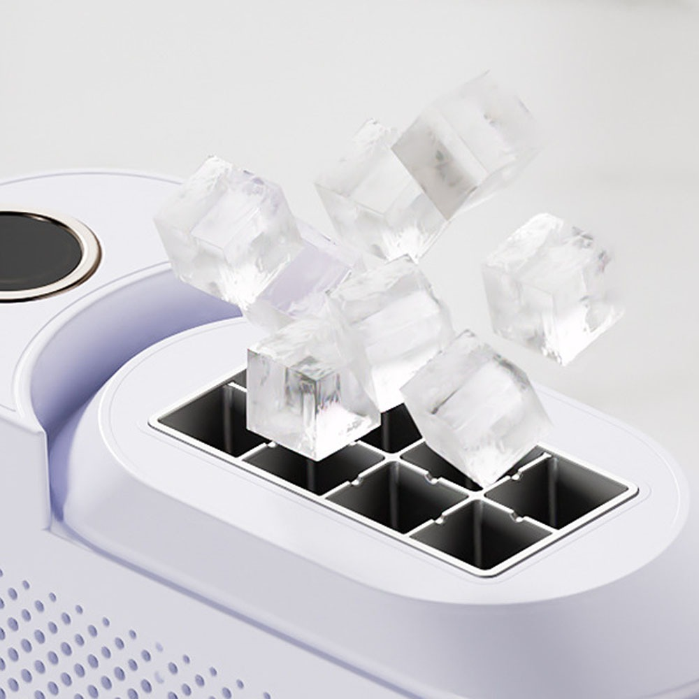 Cubetti di ghiaccio che cadono in una macchina del ghiaccio bianca su una griglia.