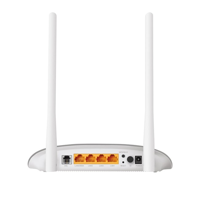 İki antenli ve çoklu Ethernet portlu beyaz bir yönlendirici.