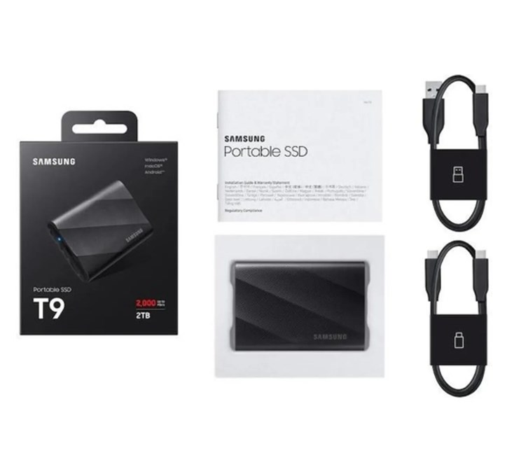 Samsung Portable SSD T9 2TB kutusu, kılavuzu, SSD'si ve iki USB-C kablosu.
