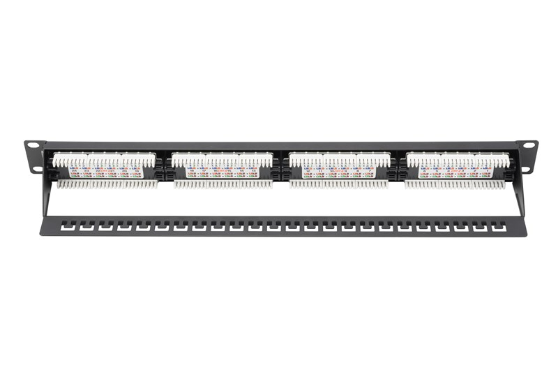 Çoklu bağlantı noktasına ve kablo yönetimine sahip gri bir rack montajlı patch panel.