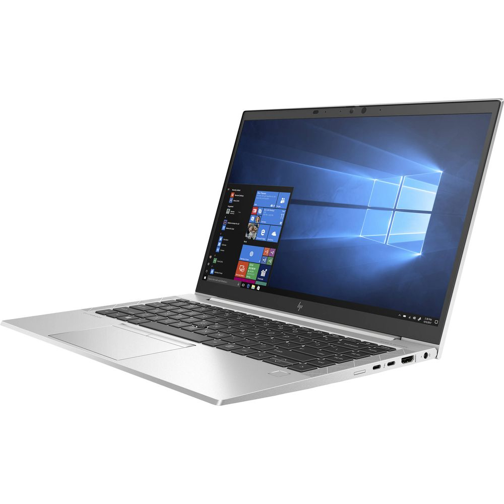 Ein offener, silberner Laptop mit einem blauen Windows-Hintergrund auf dem Bildschirm.