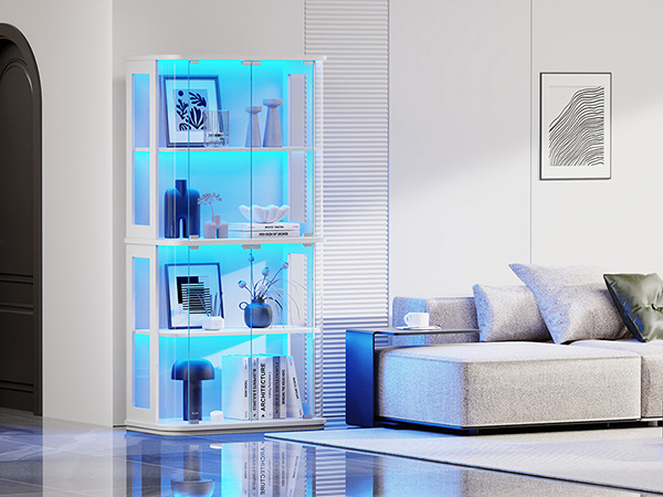Ein weißes Regal mit blauer Beleuchtung, gefüllt mit Büchern und Deko.