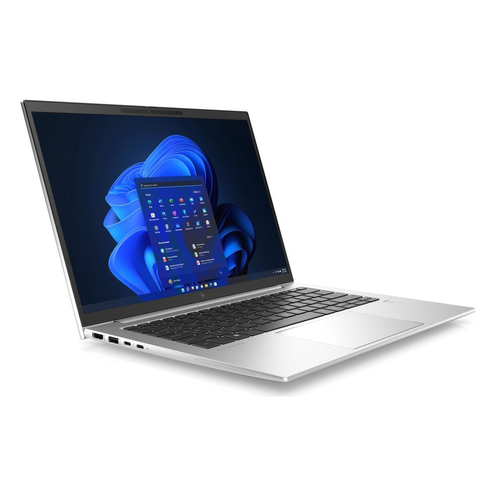 Un laptop argentato che mostra il menu Start di Windows 11 sul suo schermo scuro.