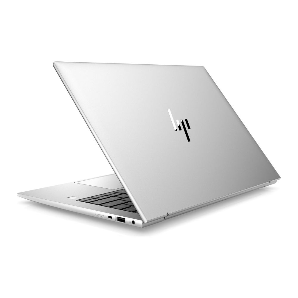 Un laptop HP argentato con il coperchio aperto su sfondo bianco.