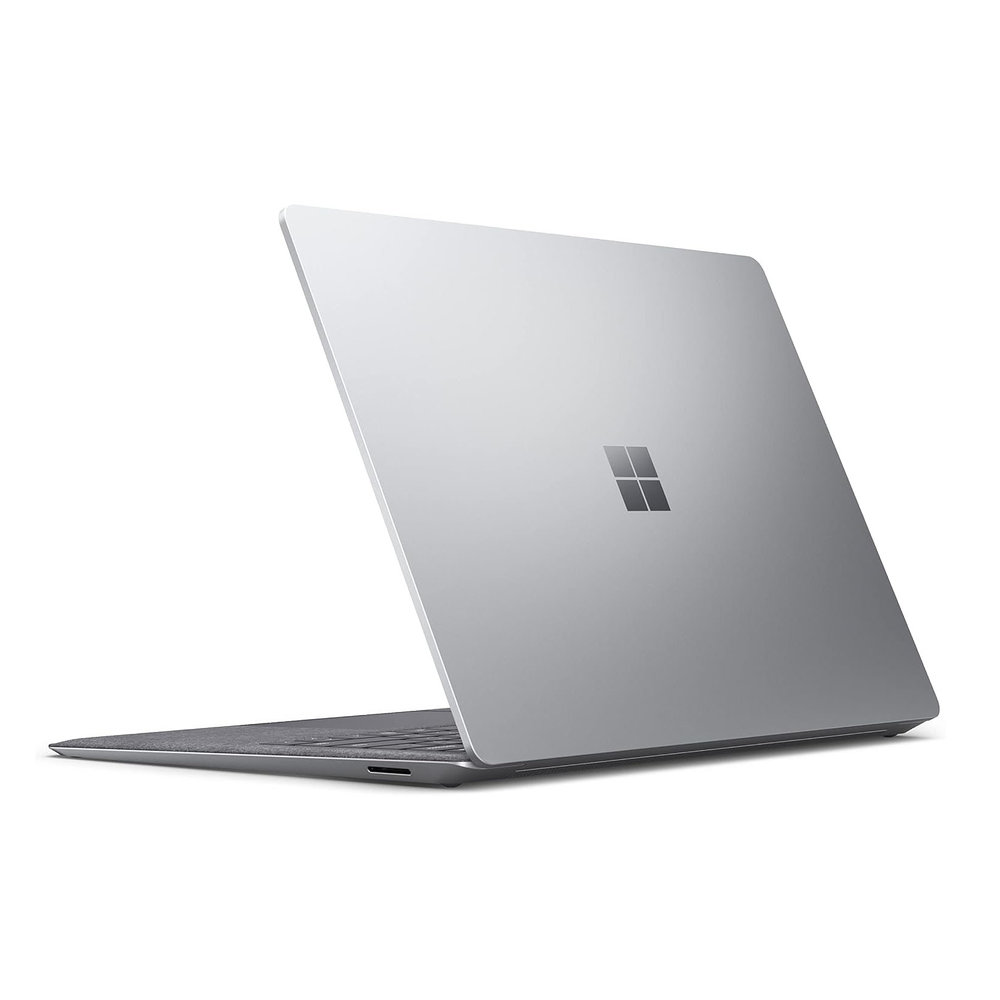 Un ordinateur portable argenté avec le logo Microsoft sur le capot, sur fond blanc.