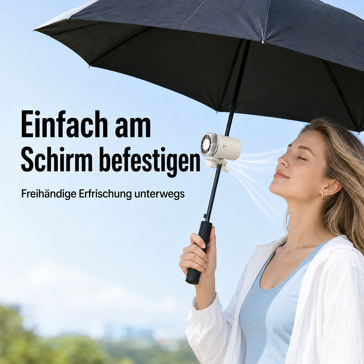 Frau genießt kühlen Luftstrom eines am Regenschirm befestigten Ventilators.