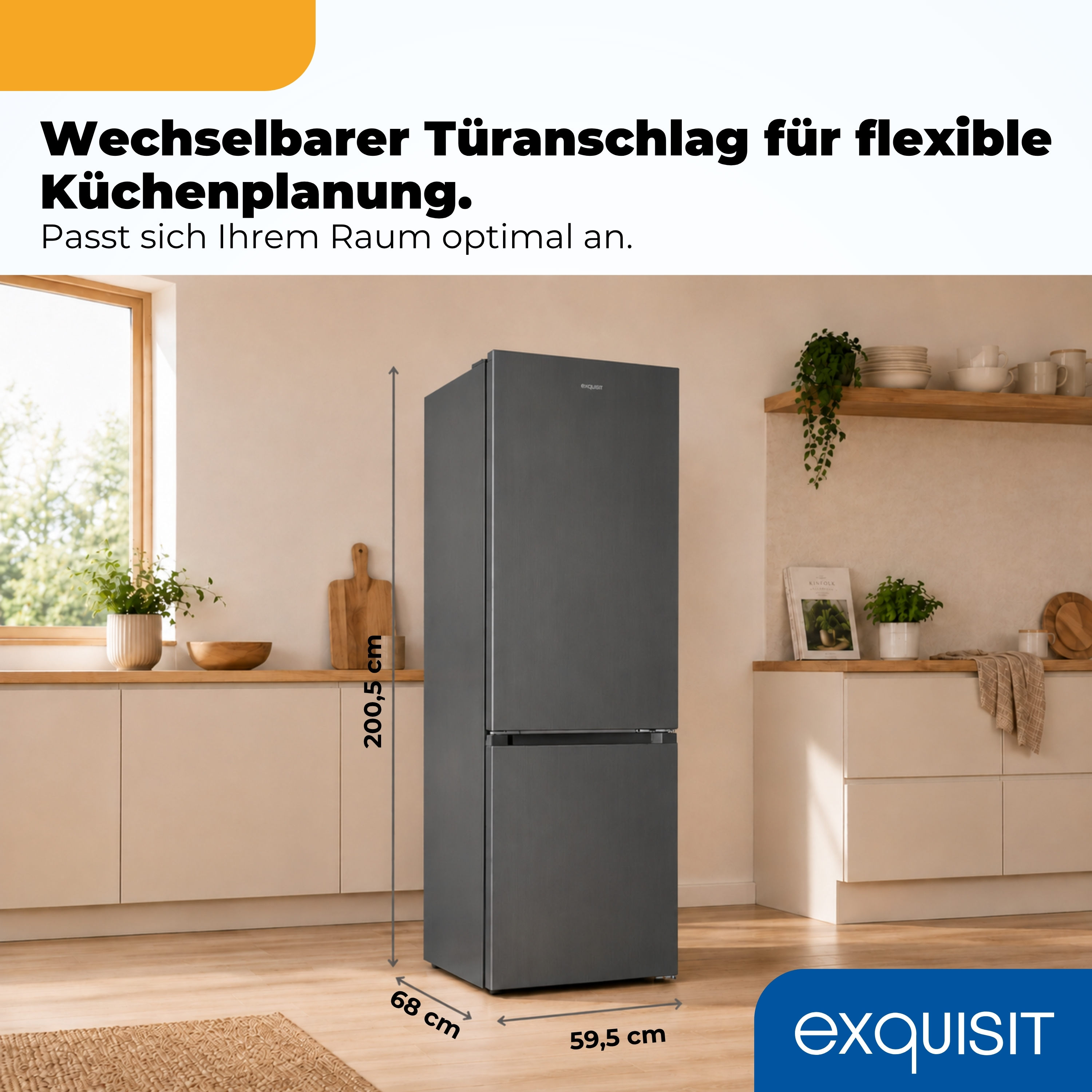 Ein dunkelgrauer Kühlschrank steht in einer modernen Küche mit Holzdetails.