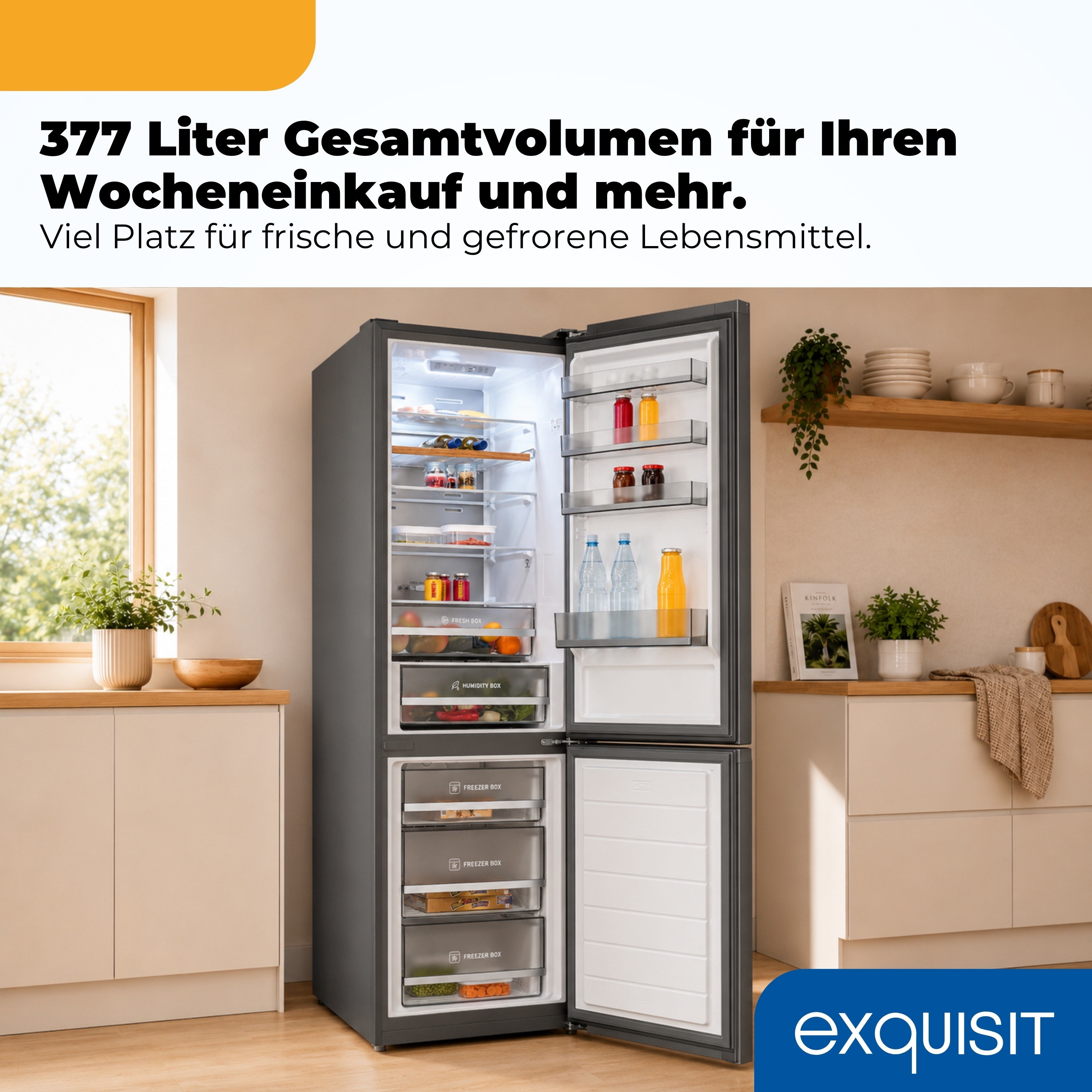 Ein offener Kühlschrank mit Lebensmitteln und Schubladen, neben einer Küchenzeile.