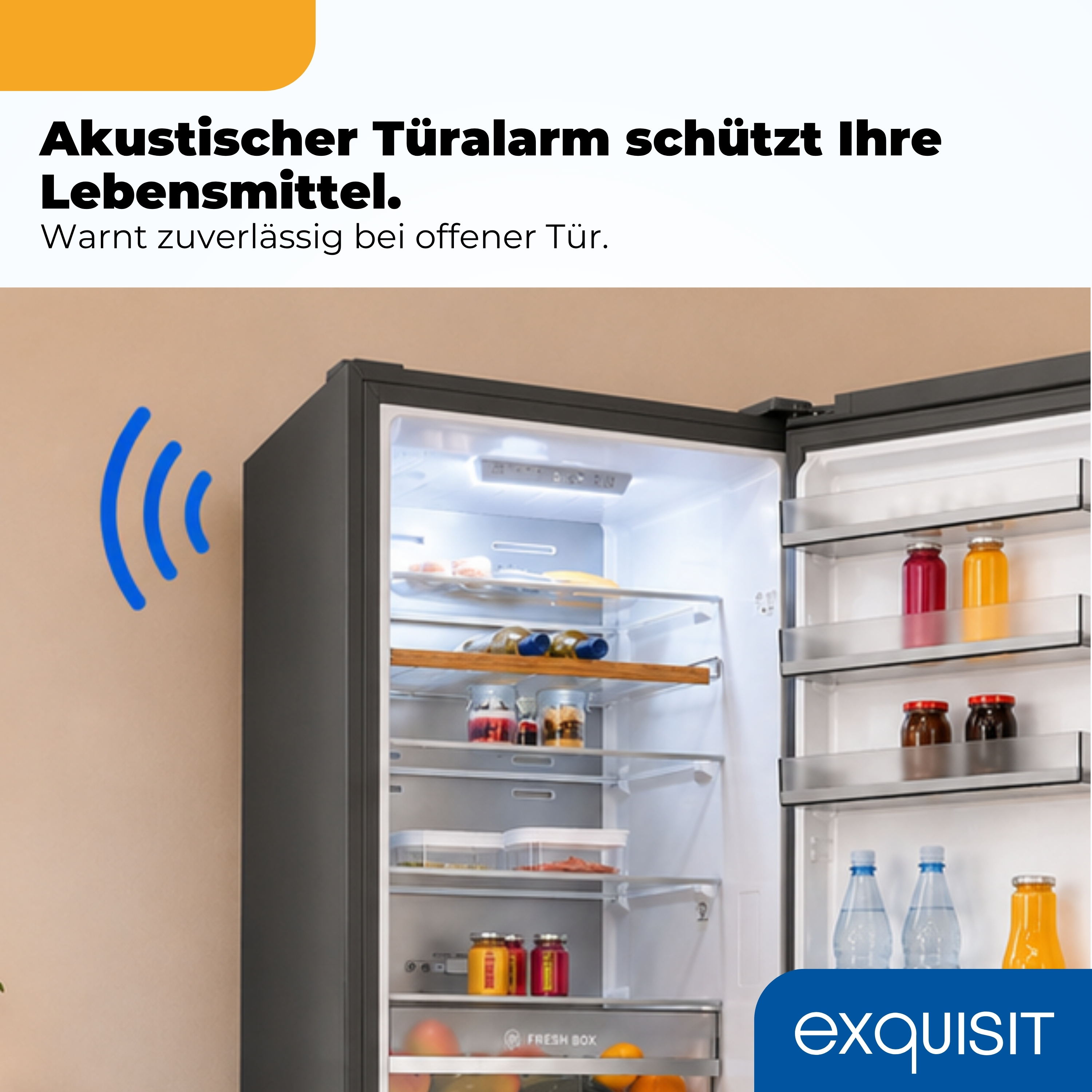 Offener Kühlschrank mit Lebensmitteln und Getränken. Blaue Schallwellen-Grafik an Wand.