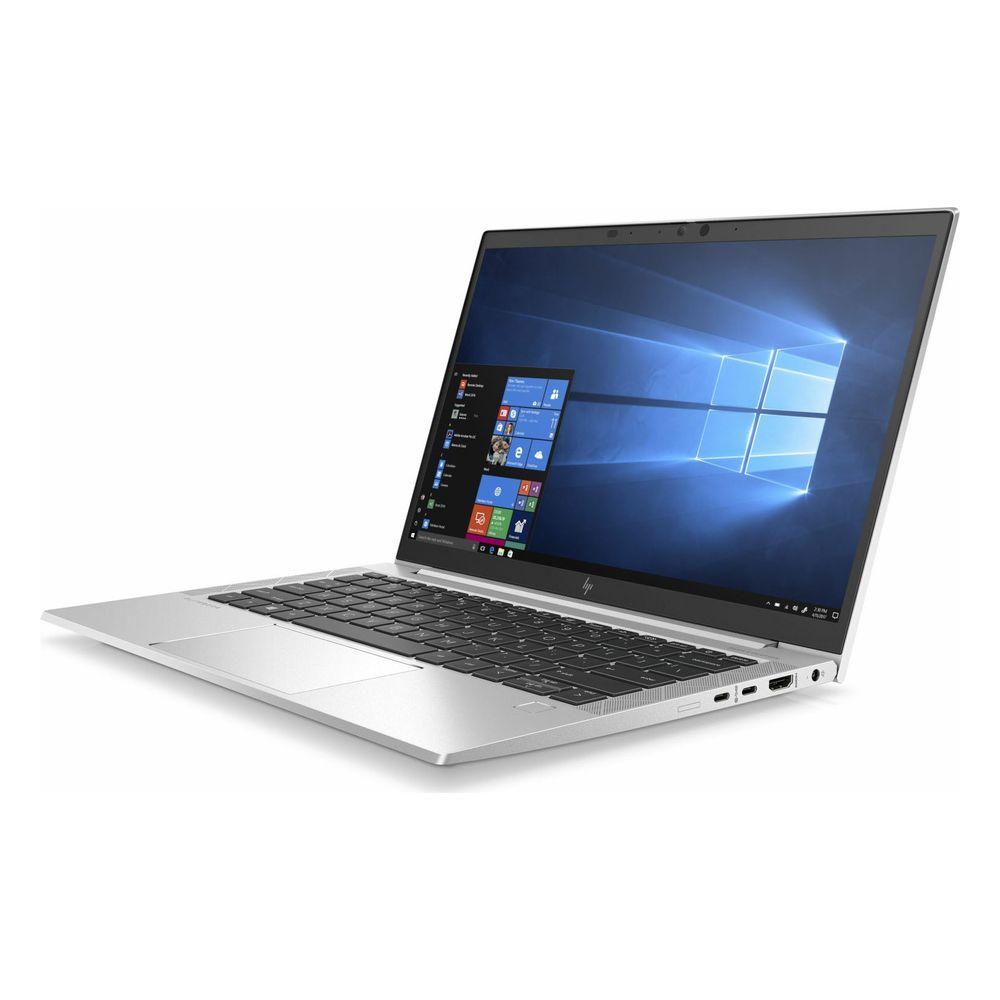 Ein silberner HP Laptop mit beleuchtetem Bildschirm, der auf weißem Hintergrund steht.