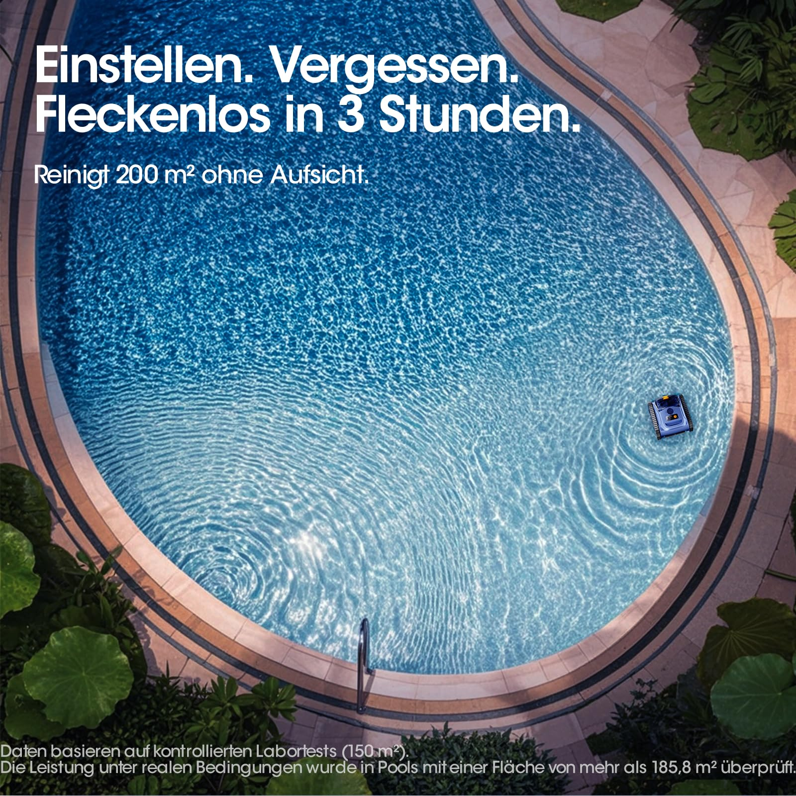 Ein Poolreiniger im blauen Wasser eines Pools, umgeben von Grün.