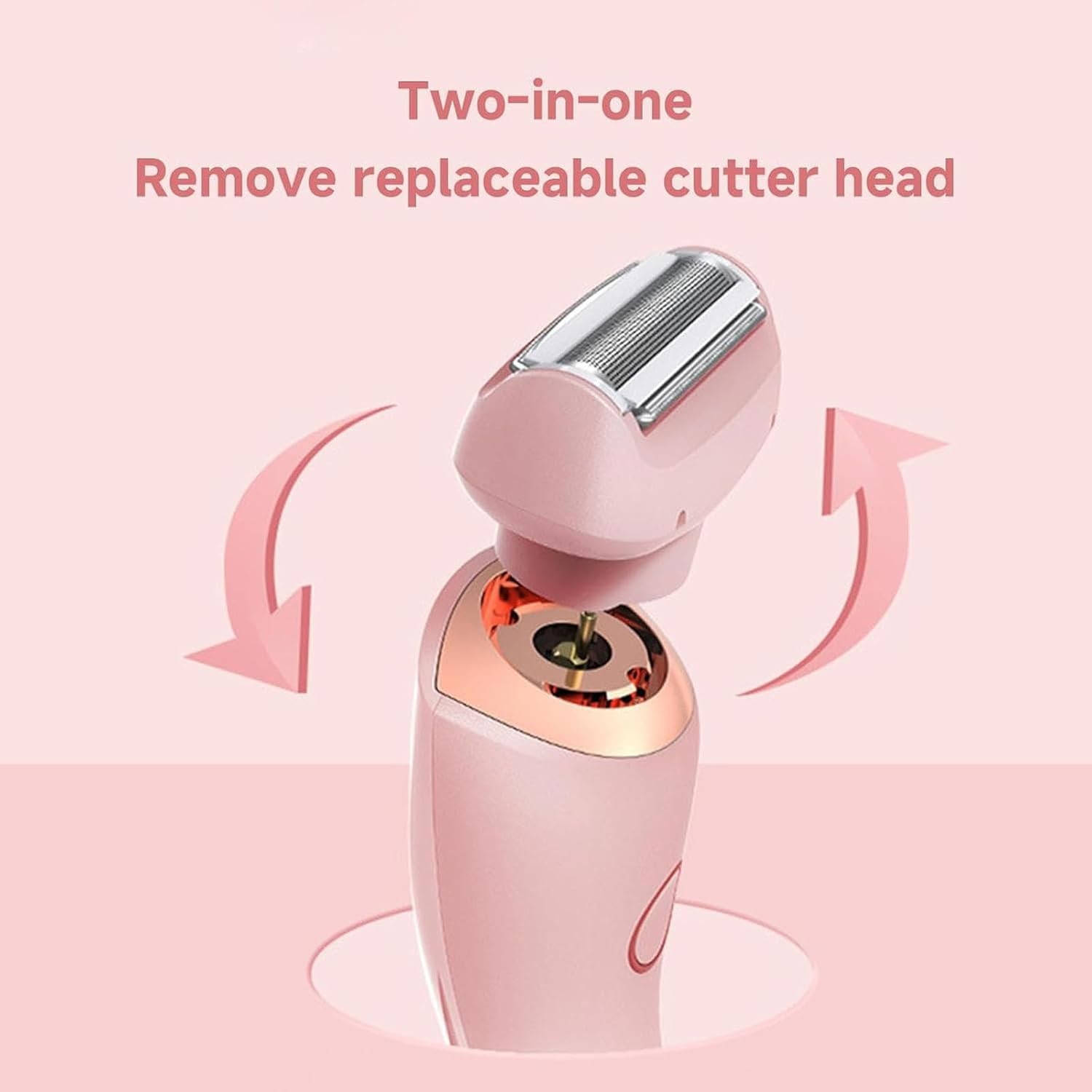 Ein rosa Rasierer mit abnehmbarem Scherkopf vor einem hellrosa Hintergrund.