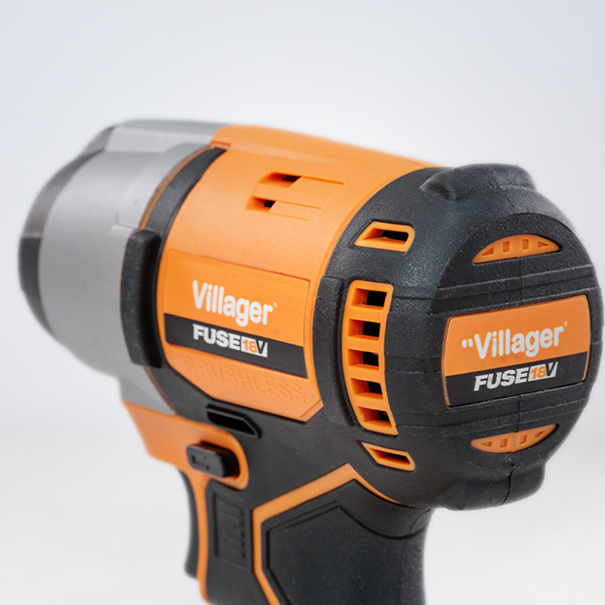 Pomarańczowe i czarne narzędzie z napisem "Villager FUSE 18V". Zbliżenie.