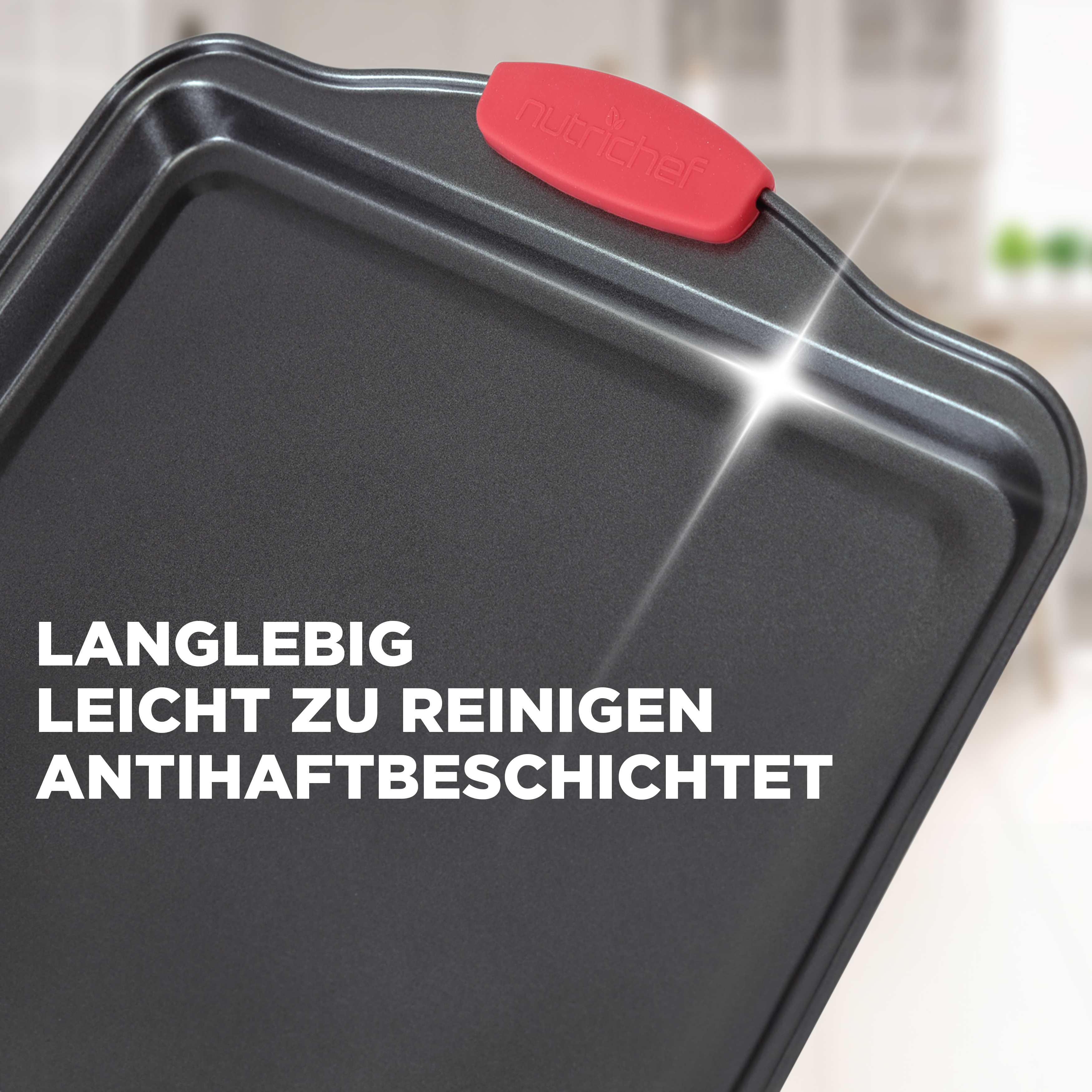 Eine dunkle Backform mit rotem Griff, beschriftet mit 'nutrichef'.