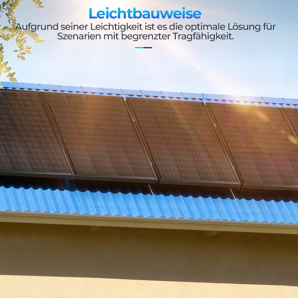 Solarpaneele auf einem blauen Wellblechdach, mit Text über Leichtbauweise.