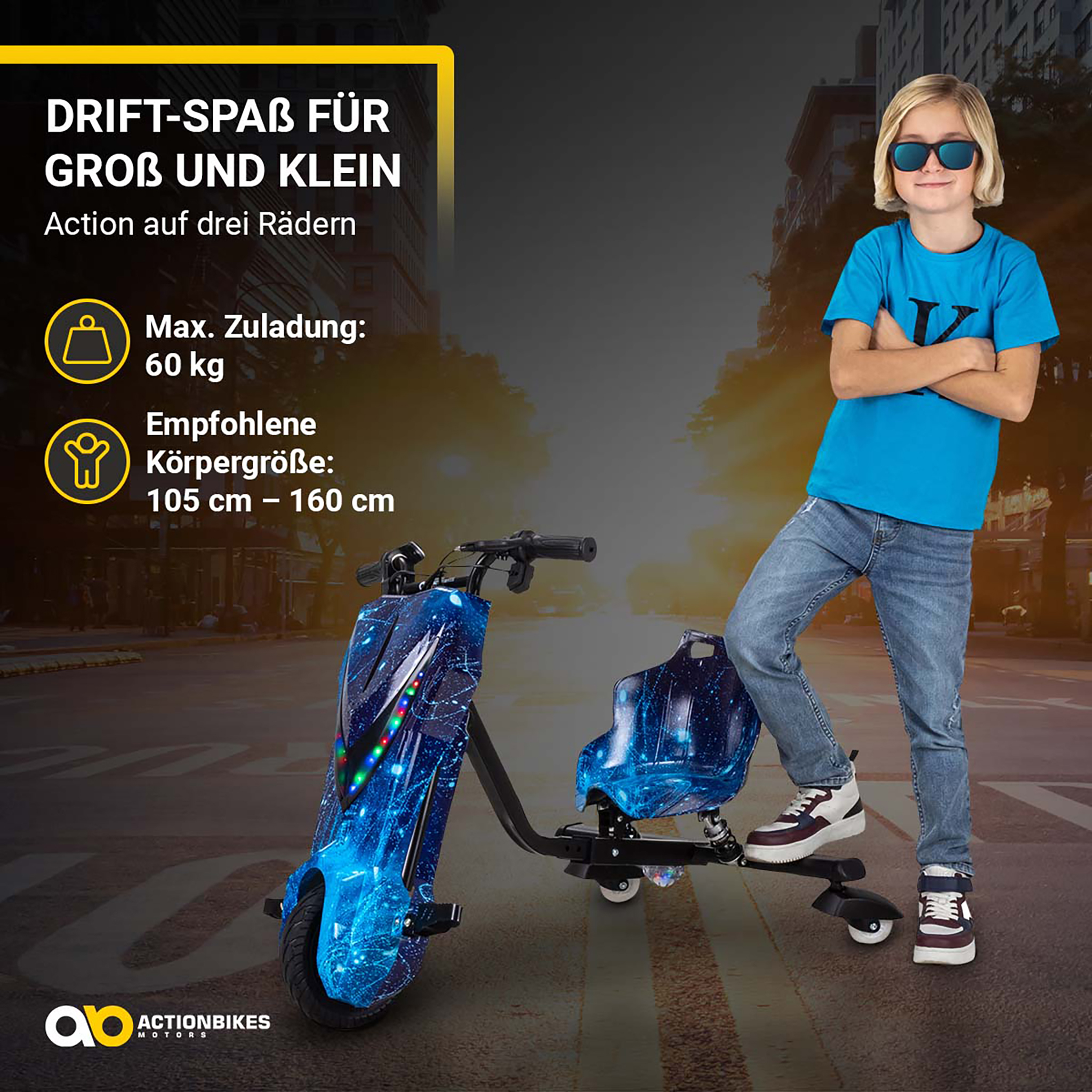 Ein Junge mit Sonnenbrille und blauer Kleidung steht neben einem blauen Drift-Roller mit Lichtern.