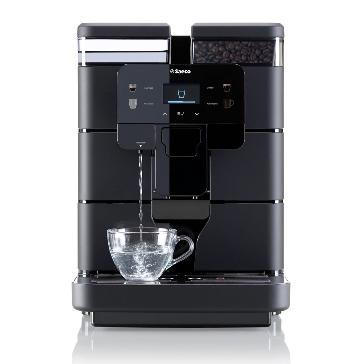 Cafetera negra con depósito de granos, agua caliente dispensando en taza de cristal.
