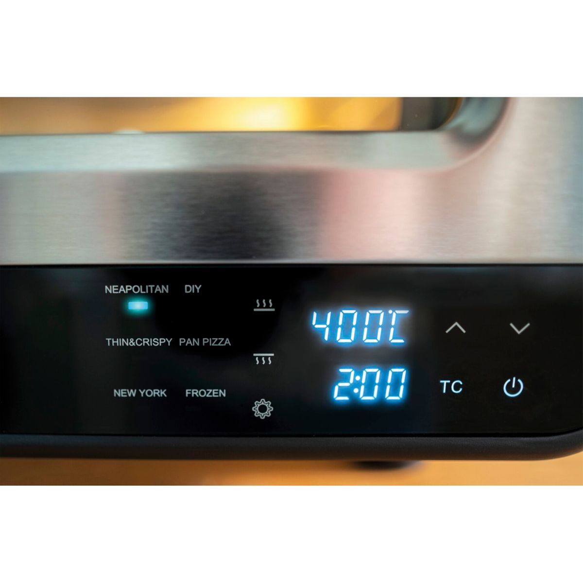 Ein Ofendisplay zeigt 400 Grad und 2:00 Minuten an, mit Optionen wie Neapolitan, DIY und Frozen.
