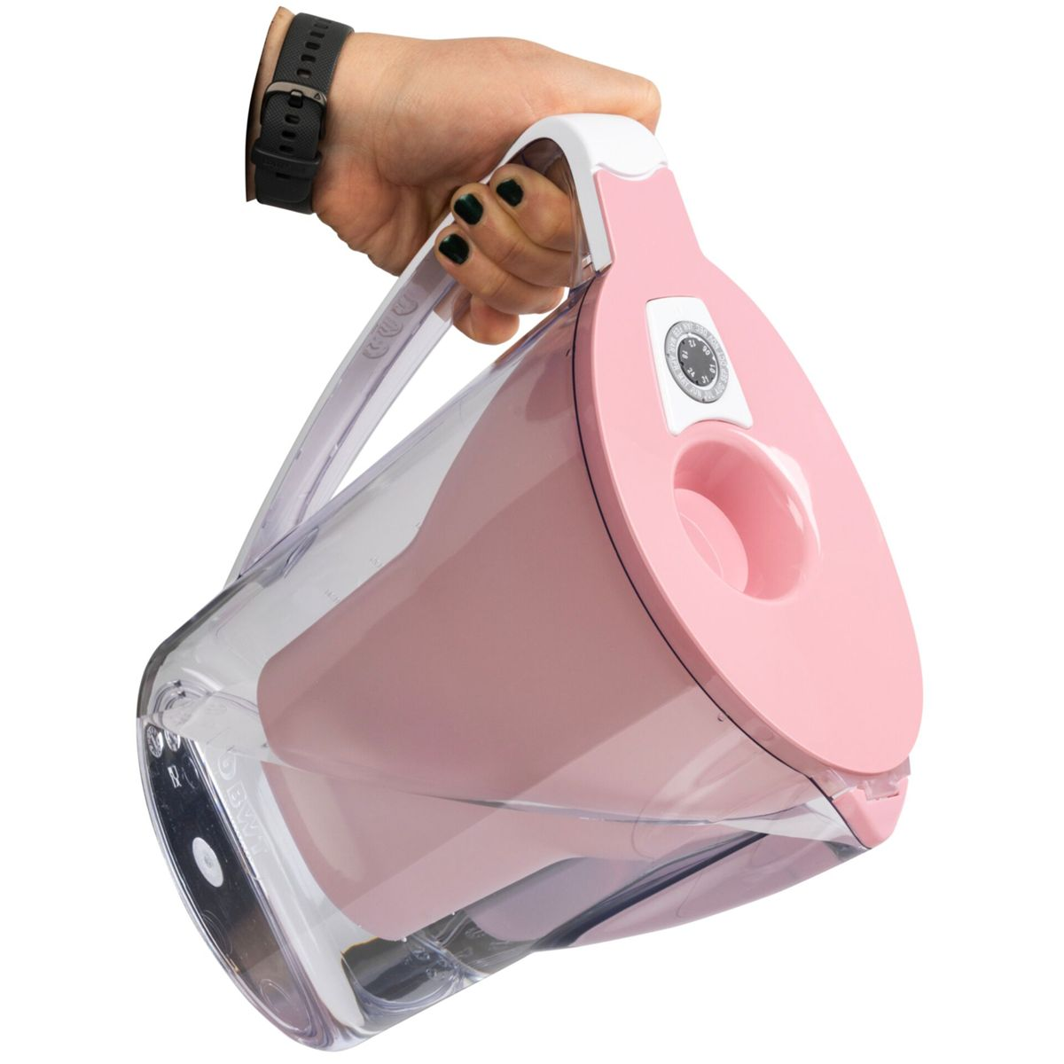 Eine Hand hält einen rosafarbenen Wasserfilterkrug mit klarem Wasser.