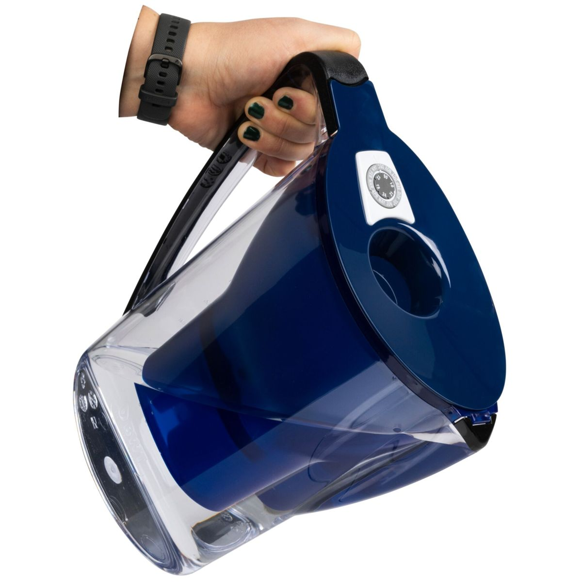 Eine Hand hält einen blauen Wasserfilterkrug mit Wasser.